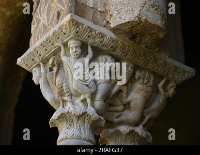 Säulenhauptstadt im antiken romanischen Stil mit Szenen aus dem Alten und Neuen Testament im Benediktinerkloster von Monreale in Sizilien, Italien. Stockfoto