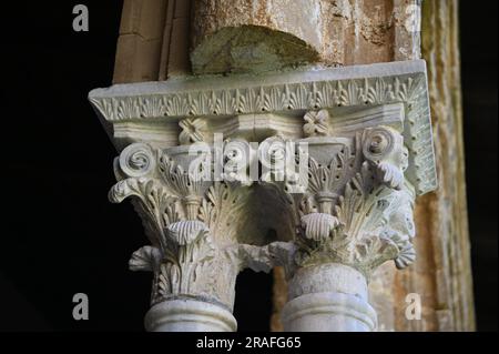 Säulenhauptstadt im antiken romanischen Stil mit Szenen aus dem Alten und Neuen Testament im Benediktinerkloster von Monreale in Sizilien, Italien. Stockfoto