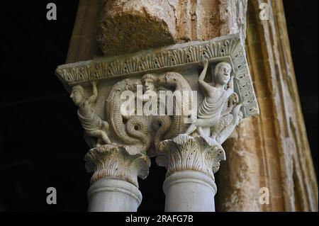 Säulenhauptstadt im antiken romanischen Stil mit Szenen aus dem Alten und Neuen Testament im Benediktinerkloster von Monreale in Sizilien, Italien. Stockfoto