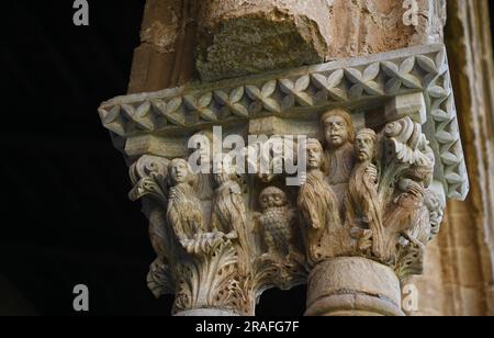 Säulenhauptstadt im antiken romanischen Stil mit Szenen aus dem Alten und Neuen Testament im Benediktinerkloster von Monreale in Sizilien, Italien. Stockfoto