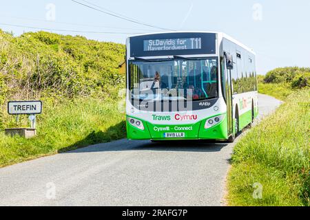 Der TrawsCymru T11 Service Bus von St Davids nach Haverfordwest bei Trefin (Trevine) im Pembrokeshire Coast National Park, Wales UK Stockfoto