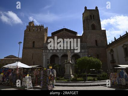 Fassadenblick auf den Duomo di Monreale im normannischen Barock- und Renaissancestil, ein religiöses Denkmal auf der Piazza Vittorio Emanuele in Sizilien, Italien. Stockfoto