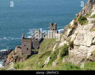 Die helle Herbstsonne beleuchtet die Kronen der Zinnmine am Fuße der Klippen von Botallack in der Nähe von St. Just, West Penwith, Cornwall. Diese sind eng Stockfoto