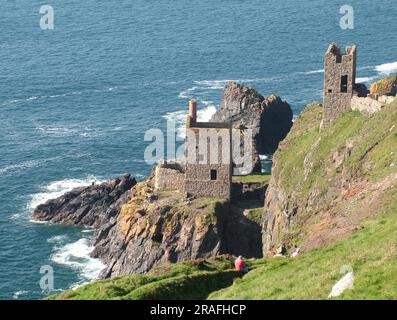 Die helle Herbstsonne beleuchtet die Kronen der Zinnmine am Fuße der Klippen von Botallack in der Nähe von St. Just, West Penwith, Cornwall. Diese sind eng Stockfoto