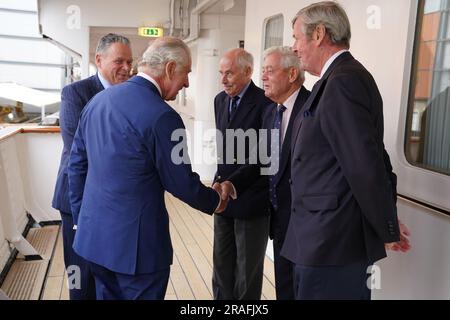 Bob Downie, Chief Executive der Royal Yacht Britannia (links), trifft mit König Karl III (Zentrum) Gäste während einer Tour der Royal Yacht Britannia, 25 Jahre seit ihrer Ankunft in Edinburgh, als Teil der ersten Holyrood Woche seit seiner Krönung. Foto: Montag, 3. Juli 2023. Stockfoto