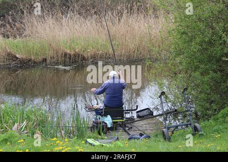 Fischer, die auf dem Selby Canal North Yorkshire im Vereinigten Königreich fischen Stockfoto