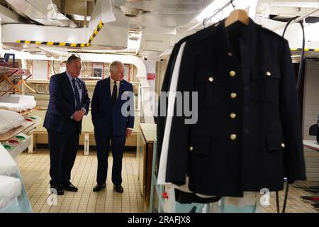 Bob Downie, Chief Executive der Royal Yacht Britannia, und König Karl III. (Rechts), während einer Führung durch die Royal Yacht Britannia, 25 Jahre seit ihrer Ankunft in Edinburgh, als Teil der ersten Holyrood Woche seit seiner Krönung. Foto: Montag, 3. Juli 2023. Stockfoto