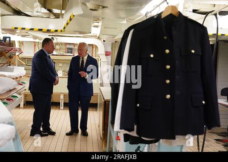 Bob Downie, Chief Executive der Royal Yacht Britannia, und König Karl III. (Rechts), während einer Führung durch die Royal Yacht Britannia, 25 Jahre seit ihrer Ankunft in Edinburgh, als Teil der ersten Holyrood Woche seit seiner Krönung. Foto: Montag, 3. Juli 2023. Stockfoto