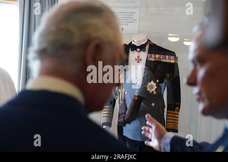 Bob Downie, Chief Executive der Royal Yacht Britannia, zeigt König Karl III. (Links) die Uniform des verstorbenen Herzogs von Edinburgh auf einer Tour der Royal Yacht Britannia, 25 Jahre nach ihrer Ankunft in Edinburgh, Als Teil der ersten Holyrood-Woche seit seiner Krönung. Foto: Montag, 3. Juli 2023. Stockfoto