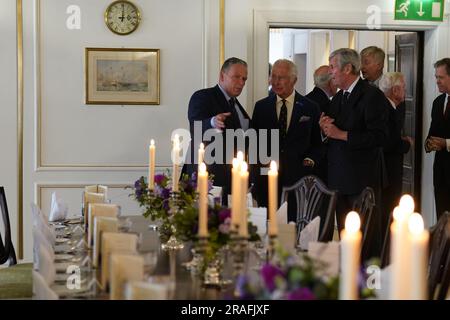 Bob Downie, Chief Executive der Royal Yacht Britannia, (links) mit König Karl III. (Mitte) während einer Tour durch die Royal Yacht Britannia, 25 Jahre seit ihrer Ankunft in Edinburgh, als Teil der ersten Holyrood Woche seit seiner Krönung. Foto: Montag, 3. Juli 2023. Stockfoto