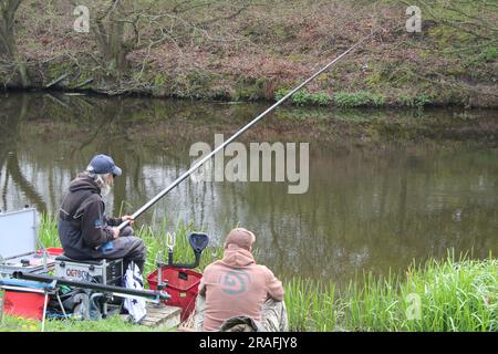 Fischer, die auf dem Selby Canal North Yorkshire im Vereinigten Königreich fischen Stockfoto