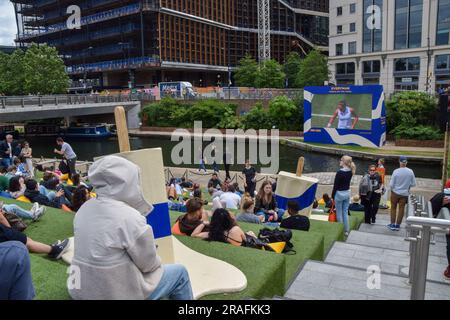 London, Großbritannien. 03. Juli 2023. Zu Beginn der diesjährigen Meisterschaft sehen die Massen ein Wimbledon-Tennisspiel auf einer großen Leinwand neben dem Regent's Canal in King's Cross. Kredit: SOPA Images Limited/Alamy Live News Stockfoto