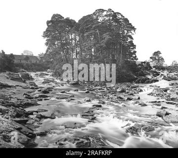 „Island on the Dochart“ - Pub. Von George Washington Wilson (G.W.) - Falls of Dochart - Killin, Schottland - Bild einer antiken Laterne aus Glas Stockfoto