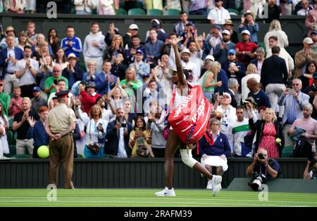 Venus Williams winkt der Menge nach ihrem Spiel gegen Elina Svitolina (nicht abgebildet) am ersten Tag der Wimbledon Championships 2023 im All England Lawn Tennis and Croquet Club in Wimbledon zu. Foto: Montag, 3. Juli 2023. Stockfoto