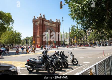 Barcelona, Spanien - 21. Juni 2023: Arc de Triomf ist ein Bogen in der Art eines Gedenkbogens oder Triumphbogens in Barcelona Stockfoto