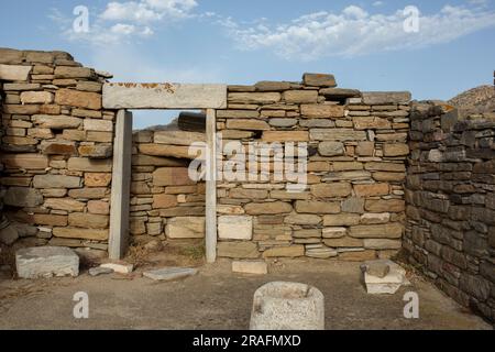 Insel Delos, Griechenland. 15. Juni 2023. Teil der archäologischen Stätte auf der Insel Delos, in der Nähe von Mykonos. Delos ist eine der wichtigsten mythologischen, historischen und archäologischen Stätten in Griechenland. Kredit: Sokrates Baltagiannis/dpa/Alamy Live News Stockfoto