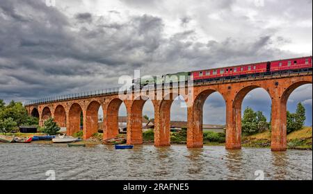 Flying Scotsman Steam Train 60103 überquert Ferryden Viaduct Montrose Basin Schottland, das aus 17 halbkreisförmigen Bögen aus rotem Ziegelstein besteht Stockfoto