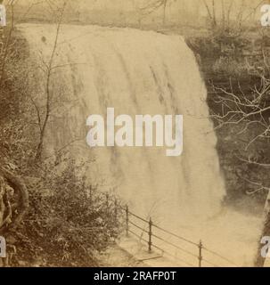 Minnehaha Falls in Minneapolis, Minnesota - Pub. Von H. H. Bennett im späten 19. Jahrhundert - Einzelbild von einer originalen Stereoview-Karte zugeschnitten Stockfoto