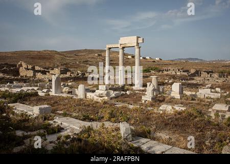 Insel Delos, Griechenland. 15. Juni 2023. Teil der archäologischen Stätte auf der Insel Delos, in der Nähe von Mykonos. Delos ist eine der wichtigsten mythologischen, historischen und archäologischen Stätten in Griechenland. Kredit: Sokrates Baltagiannis/dpa/Alamy Live News Stockfoto