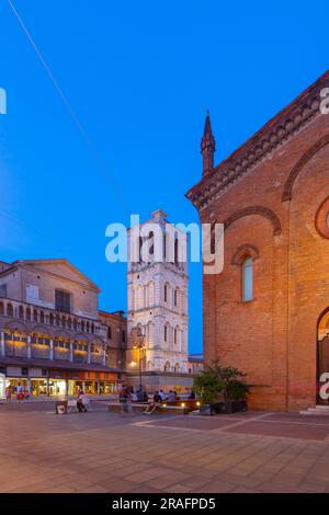 Glockenturm der Kathedrale, Piazza Trento und Triest, Ferarra, Emilia-Romagna, Italien Stockfoto