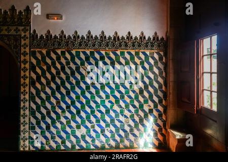 Im arabischen Raum des Nationalpalasts Sintra in Sintra, Portugal, bemalte Wandfliesen im maurischen Stil. Die romantischen architektonischen und märchenhaften Paläste ziehen Touristen aus der ganzen Welt an. Stockfoto