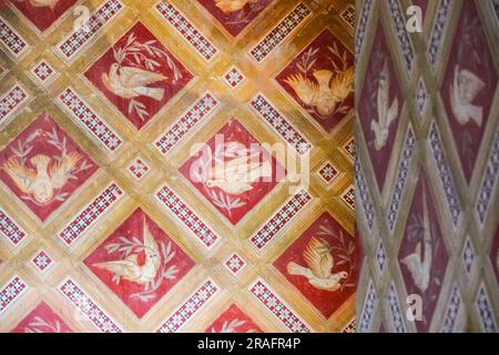 Details des Motivs der Taubenwand aus dem 15. Jahrhundert in der Palatinkapelle im Nationalpalast Sintra in Sintra, Portugal. Die romantischen architektonischen und märchenhaften Paläste ziehen Touristen aus der ganzen Welt an. Stockfoto