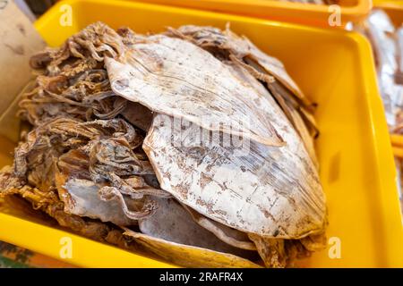 Getrockneter Tintenfischhaufen auf dem asiatischen Markt in Malaysia erhältlich Stockfoto
