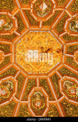Die heraldische Halle mit den 72 führenden Hausmänteln schmückt die Decke des Nationalpalastes Sintra in Sintra, Portugal. Die romantischen architektonischen und märchenhaften Paläste ziehen Touristen aus der ganzen Welt an. Stockfoto