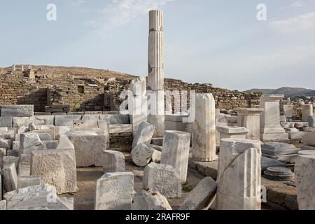 Insel Delos, Griechenland. 15. Juni 2023. Teil der archäologischen Stätte auf der Insel Delos, in der Nähe von Mykonos. Delos ist eine der wichtigsten mythologischen, historischen und archäologischen Stätten in Griechenland. Kredit: Sokrates Baltagiannis/dpa/Alamy Live News Stockfoto