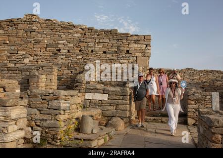 Insel Delos, Griechenland. 15. Juni 2023. Touristen an der archäologischen Stätte der Insel Delos in der Nähe von Mykonos. Delos ist eine der wichtigsten mythologischen, historischen und archäologischen Stätten in Griechenland. Kredit: Sokrates Baltagiannis/dpa/Alamy Live News Stockfoto