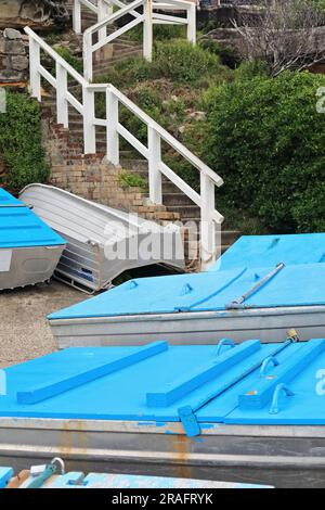 729 Fischerboote am Fuß der Treppe, die Ben Buckler Point mit Ramsgate Avenue, North Bondi Beach verbindet. Sydney-Australien. Stockfoto