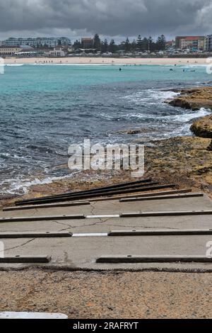 730 Uhr gereinigte Bootsrampe am Ben Buckler Headland, North Bondi Beach im Hintergrund. Sydney-Australien. Stockfoto