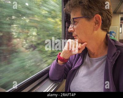 Weibliche Passagierin genießt den Blick von ihrem privaten Quartier an Bord des Amtrak Auto-Train auf dem Weg von Sanford FL nach Lorton VA, © K Andriotis, 1. Juni 2023 Stockfoto