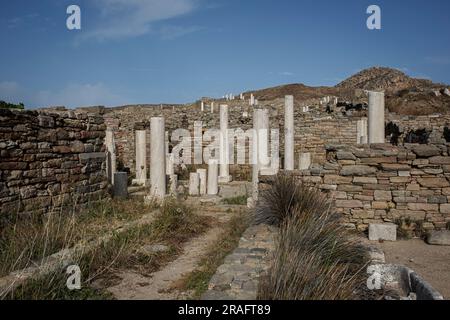 Insel Delos, Griechenland. 15. Juni 2023. Teil der archäologischen Stätte auf der Insel Delos, in der Nähe von Mykonos. Delos ist eine der wichtigsten mythologischen, historischen und archäologischen Stätten in Griechenland. Kredit: Sokrates Baltagiannis/dpa/Alamy Live News Stockfoto