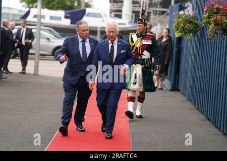 Bob Downie, Chief Executive der Royal Yacht Britannia, (links) geht mit König Karl III. Zu einer Führung durch die Yacht, um 25 Jahre seit ihrer Ankunft in Edinburgh zu feiern, als Teil der ersten Holyrood-Woche seit seiner Krönung. Foto: Montag, 3. Juli 2023. Stockfoto