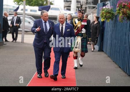 Bob Downie, Chief Executive der Royal Yacht Britannia, (links) geht mit König Karl III. Zu einer Führung durch die Yacht, um 25 Jahre seit ihrer Ankunft in Edinburgh zu feiern, als Teil der ersten Holyrood-Woche seit seiner Krönung. Foto: Montag, 3. Juli 2023. Stockfoto