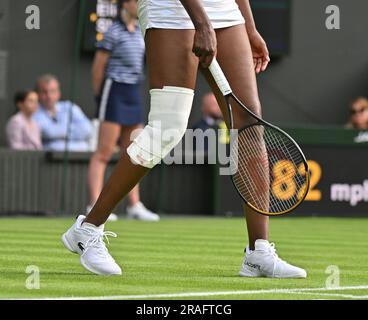 London, Gbr. 03. Juli 2023. London Wimbledon Championships Day 1 03//07/2023 Venus Williams (USA) verliert die erste Runde des Spiels mit einem gut angeschnallten Knie nach einem Fall Credit: Roger Parker/Alamy Live News Stockfoto