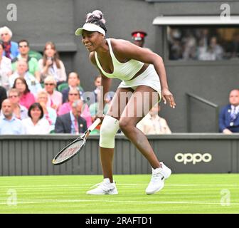 London, Gbr. 03. Juli 2023. London Wimbledon Championships Day 1 03//07/2023 Venus Williams (USA) verliert die erste Runde des Spiels mit einem gut angeschnallten Knie nach einem Fall Credit: Roger Parker/Alamy Live News Stockfoto