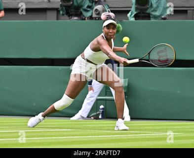 London, Gbr. 03. Juli 2023. London Wimbledon Championships Day 1 03//07/2023 Venus Williams (USA) verliert die erste Runde des Spiels mit einem gut angeschnallten Knie nach einem Fall Credit: Roger Parker/Alamy Live News Stockfoto