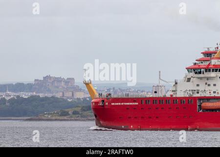 Dalgety Bay, Schottland. 03. Juli 2023 RRS Sir David Attenborough (Boaty McBoatface) Icebreaker verlässt den Hafen von Rosyth und segelt vorbei an Edinburgh Castle. © Richard Newton/Alamy Live News Stockfoto