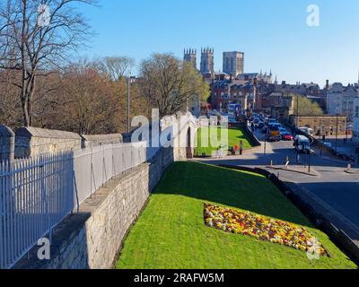 Großbritannien, North Yorkshire, York, Stadtmauer mit Stadtzentrum und York Minster in der Ferne. Stockfoto