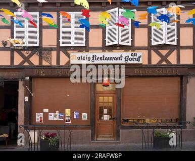 Barr, Frankreich - 06 24 2023: Stadt Barr. Blick auf ein typisch elsässisches Restaurant in einem Dorf Stockfoto