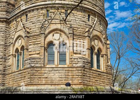 Der riesige Stützpunkt des James A. Garfield Memorial auf dem Cleveland's Lake View Cemetery ist an einem hellen Frühlingsmorgen aus nächster Nähe zu sehen. Stockfoto