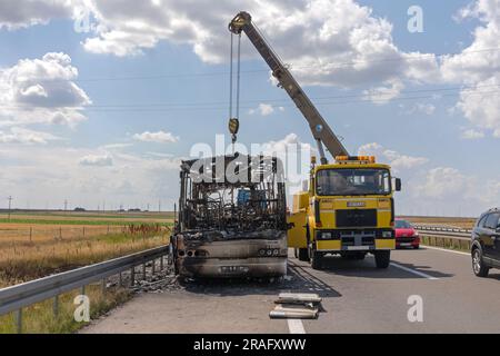 Belgrad, Serbien - Juni 03, 2018: Gebrannte Trainer Bus Unterstützung bei der Wiederherstellung an der Landstraße in der Nähe von Belgrad, Serbien. Stockfoto