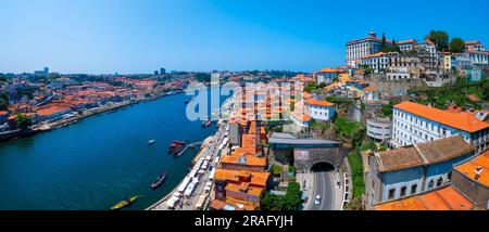 Porto, Portugal - 22. Juni 2023: Panoramablick auf den Fluss Douro und Dacharchitektur in Porto an einem sonnigen Tag Stockfoto