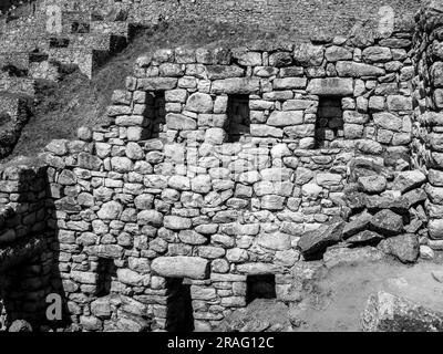 Nahaufnahme eines Steingebäudes mit Fenstern, Tür und Terrassen in Machu Picchu in Peru. Stockfoto