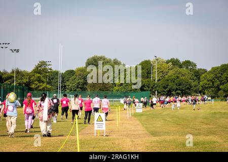 Race for Life in Aid of Cancer Research. Hunderte von Leuten in Rosa. Der Start des 10k-Durchlaufs Stockfoto