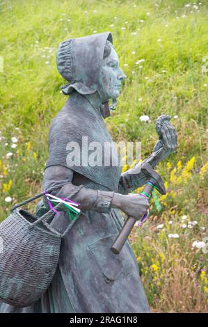 Bronzestatue der Pionierpaläontologin und Fossilienjägerin Mary Anning 1799-1847. Von der Bildhauerin Denise Dutton. Lyme Regis, Dorset, Jurassic Coast. Stockfoto