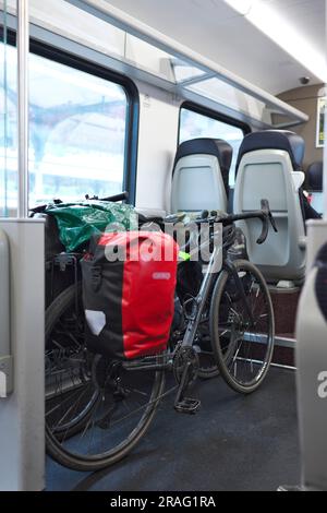 Fahrräder auf einem Pendlerzug in Großbritannien auf einem Fahrradparkplatz auf einem belebten Zugservice Stockfoto