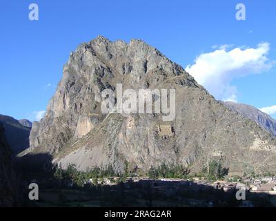 Mit Blick auf den Berg Pinkuylluna von Ollantaytambo, mit einem Gesicht von Viracocha oder Tunupa im Stein Stockfoto